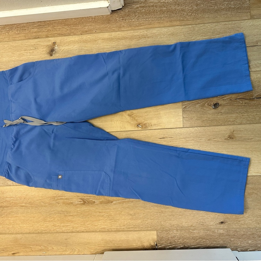 Figs Women's Scrub set in Light Blue - Picture 3 of 5